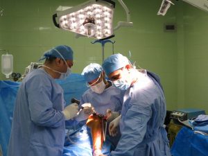 انجام جراحی پیشرفته تعویض مفصل زانو در بیمارستان سلمان فارسی